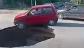 OGROMNA RUPA SE OTVORILA NA RASKRSNICI: Vozač umalo sleteo u nju s autom - bizarna scena iz Rusije (VIDEO)