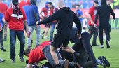 JEZIVE SCENE: Huligani brutalno pretukli navijača sa srpskom zastavom (VIDEO)