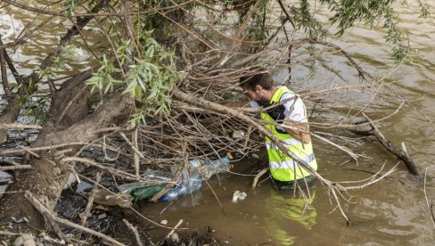 ЂАЦИ У КРАЉЕВУ СКУПИЛИ ДВЕ ТОНЕ ОТПАДА: Са волонтерима „Чепом до осмеха“ чистили обалу Ибра (ФОТО)