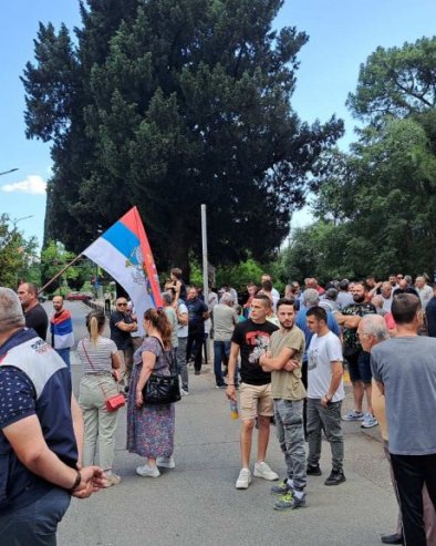IZDAJA,  IZDAJA: Novi protest Srba ispred zgrade Vlade Crne Gore zbog podrške sramnoj Rezoluciji o genocidu u Srebrenici  (FOTO)