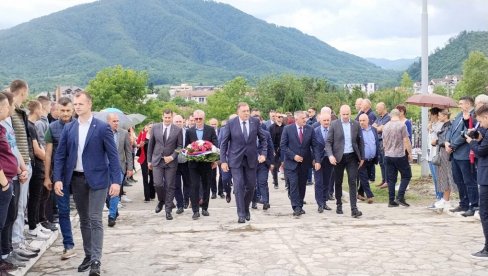 ПОКЛОНИЛИ СЕ СЕНИМА СТРАДАЛИХ: У Братунцу положени венци и цвеће на споменик страдалим Србима у Подрињу (ФОТО)