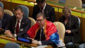 VUČIĆ PONOSITO OGRNUO SRPSKU ZASTAVU U UN: Pogledajte reakciju predsednika Srbije nakon glasanja!