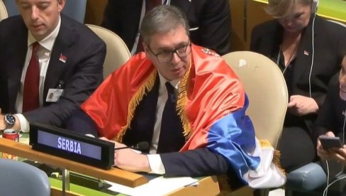 MOĆNO - POGLEDAJTE TRENUTAK KADA JE VUČIĆ OGRNUO TROBOJKU: Predsednik Srbije raširio srpsku zastavu u Ujedinjenim nacijama (VIDEO)