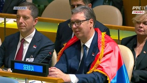 SVAKI PUT ĆU DA JE NOSIM! Vučić o zastavi u UN - Vidim da nekim drugima smeta naša zastava, srećan sam što sam se setio da je ponesem