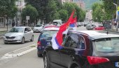 PODRŠKA PREDSEDNIKU I NJEGOVOJ BORBI I SA KiM: Trobojke se viore Kosovskom Mitrovicom u inat rezoluciji o Srebrenici (FOTO)