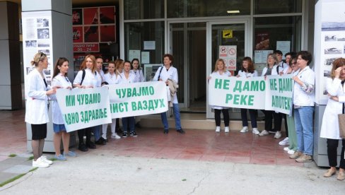 ZABRINUTI ZA SUDBINU: Novi protest zaposlenih u kraljevačkoj Apotekarskoj ustanovi (FOTO)