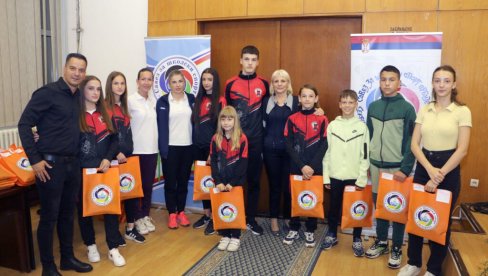 ISPRAĆENI IZ GRADSKE KUĆE NA TAKMIČENJE: Više od 200 smederevskih đaka na Školskim olimpijskim igrama