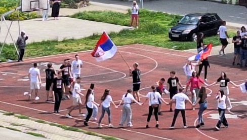 НА ПЛАТОУ КОД ТЕХНИЧКЕ ШКОЛЕ: Матуранти Гимназије у Косовској Митровици обележили завршетак школске године