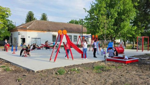 ПОСТАВЉЕН И ВИДЕО-НАДЗОР: Дечије игралиште у парку у Српској Црњи (ФОТО)