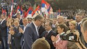 ZAHVALNOST ZA ODBRANU SRBIJE: Čačani ustali da pozdrave Vučićevu borbu (VIDEO)