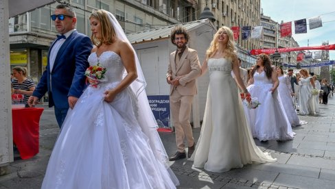 GRUPNO REKLI DA, PA ZAPLESALI UZ ŽELJKA SAMARDŽIĆA: Tradicionalno kolektivno venčanje i ove godine održano u Beogradu (FOTO/VIDEO)