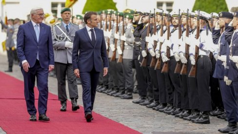 МАКРОН ЗАПОЧЕО ПОСЕТУ НЕМАЧКОЈ: Прва посета председника Француске после 24 година