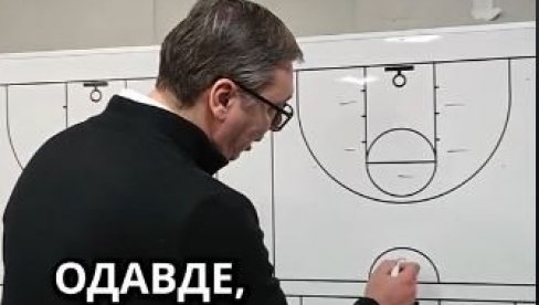 VUČIĆ U NESVAKIDAŠNJEM IZDANJU: Predsednik Srbije sa tablom i flomasterom - pokazao trenersko znanje iz košarke (VIDEO)