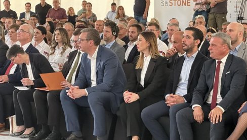 VUČIĆ U ČAČKU: Predsednik na polaganju kamena temeljca za novu fabriku PWO Group (VIDEO)