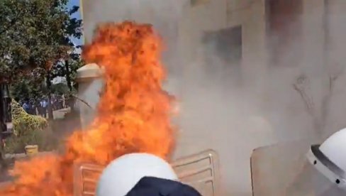 ХАОС У ТИРАНИ: Бакље и Молотовљеви коктели на све стране, демонстранти траже оставку градоначелника (ВИДЕО)