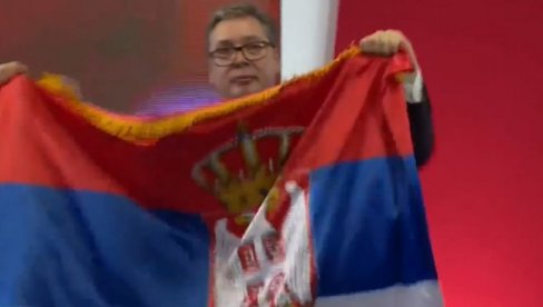 ACO, SRBINE Vučić poljubio zastavu i raširio je, narod mu kliče (VIDEO)
