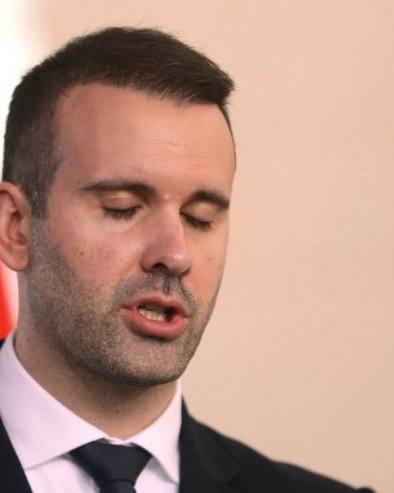 ПРЕМИЈЕР ИСКЉУЧИО ТЕЛЕФОН, ПРЕЧИ МУ КОНЦЕРТ У БЕЧУ: Милатовић и Спајић нису чули Зећане