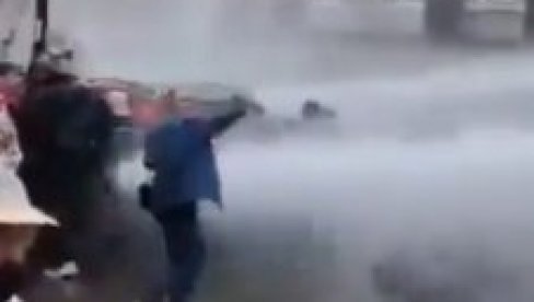 POLICIJA U SRCU EU BRUTALNA: Vodenim topovima i suzavcem protiv demonstranata u Briselu (VIDEO)