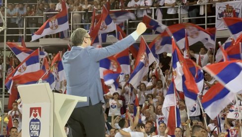 VELIČANSTVEN DOČEK U CARSKOM GRADU: Moćan izlazak predsednika Vučića na binu (VIDEO)
