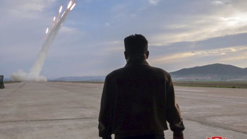 POGLEDAJTE  - KIM NADGLEDA VOJNU VEŽBU: Severna Koreja izvodi manevre „preventivnog napada“ (VIDEO/FOTO)