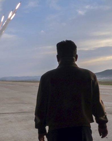 POGLEDAJTE  - KIM NADGLEDA VOJNU VEŽBU: Severna Koreja izvodi manevre „preventivnog napada“ (VIDEO/FOTO)