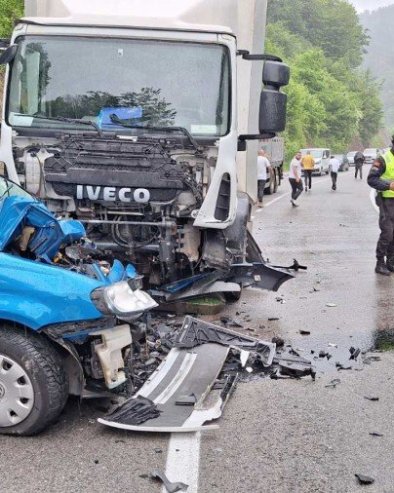 JEDNA OSOBA POGINULA, VIŠE POVREĐENIH: Teška saobraćajna nesreća u Crnoj Gori (FOTO)