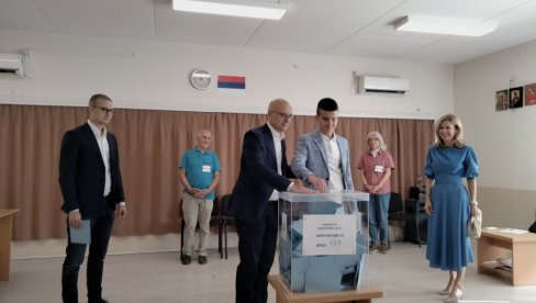 PREMIJER VUČEVIĆ OBAVIO GRAĐANSKU DUŽNOST: Na glasačkom mestu sa suprugom i sinovima (VIDEO)