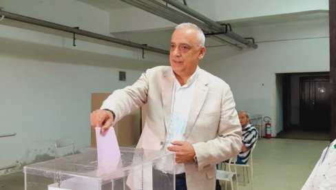OSTVARIO GRAĐANSKU DUŽNOST: Glasao kandidat za gradonačelnika Subotice Stevan Bakićć