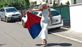 JELENA KARLEUŠA OBAVILA GRAĐANSKU DUŽNOST: Zablistala u haljini srpske zastave (FOTO)