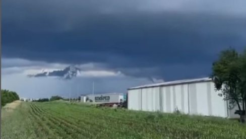 ZASTRAŠUJUĆI PRIZOR IZNAD BEOGRADA: Pogledajte veliki superćelijski oblak, strašno nevreme paralisalo Bačku Palanku (VIDEO)