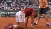 ĐOKOVIĆ - SERUNDOLO: Novak teže povređen, sada je i krvav - kakva drama na Rolan Garosu!