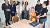 ДОДЕЉЕНО 20 КЉУЧЕВА ЗА СОЦИЈАЛНЕ СТАНОВЕ: Министри Старовић и Весић на уручењу улазница у нове домове, у Ваљеву (ФОТО)