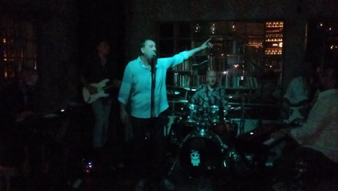 БЕОГРАД ЈЕ СИНОНИМ ЗА ЉУБАВ И ШИРОКЕ ОСМЕХЕ: Хари Мата Хари о летњој турнеји, антологијским хитовима и концерту у МТС дворани (ФОТО)