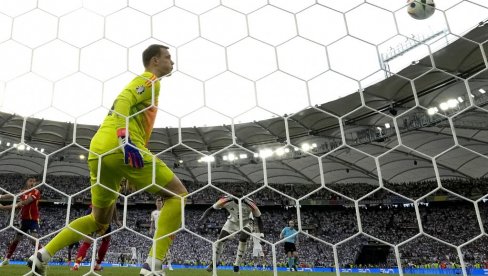 DUEL BAJERNA I ČELSIJA OBELEŽIĆE LEGENDARNI GOLMAN: Nojer na korak od istorije - ovo su pre njega uspela samo četvorica u Ligi šampiona