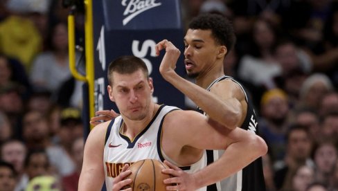 ВЕМБАЊАМА ГЛЕДА И НЕ ВЕРУЈЕ! МВП партија Николе Јокића у победи Денвера над Спарсима!