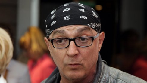 У ДРУШТВУ СУПРУГЕ И ЋЕРКЕ: Оливер Мандић у јавности после дужег времена