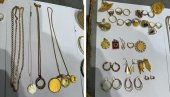 У ДВА СЛУЧАЈА ЗАПЛЕЊЕНО ВИШЕ ОД 1,5 КИЛОГРАМ ЗЛАТНОГ НАКИТА: Богат улов цариника и полиције на Хоргошу и Бачким виноградима