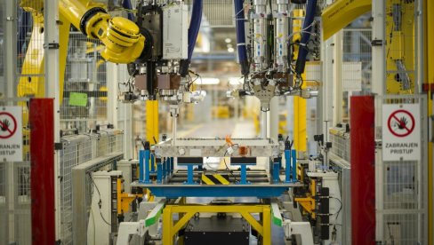 УСПЕХ ЗА НАШУ АУТО-ИНДУСТРИЈУ: Пробни примерци електричног „цитроена Ц3“ произведени у Крагујевцу