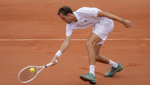 НА РОЛАН ГАРОСУ НЕ ПРЕДСТАВЉА ПРЕТЊУ: Московљанин не ужива на спорим подлогама