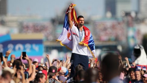 ИМА ЛИ НЕШТО ШТО НОВАК ЂОКОВИЋ НЕ УМЕ? Ноле засвирао виолину, и одушевио свет (ВИДЕО)