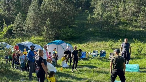 UDRUŽENJE PRVI PUT S OCEM, OD 23. DO 25. AVGUSTA, ORGANIZUJE PORODIČNI KAMP NA PANONIJI KOD BAČKE TOPOLE   Da ne vaspitava ekran nego tata