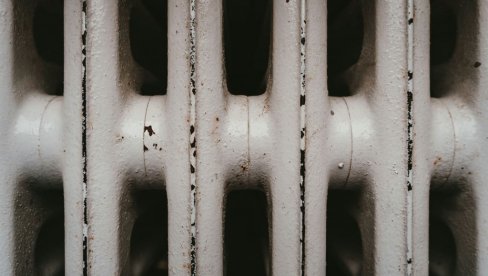 ХЛАДНИ РАДИЈАТОРИ У БРИТАНИЈИ ОВЕ ЗИМЕ: Четвртина становника спремна да искључи грејање током сезоне због високих рачуна