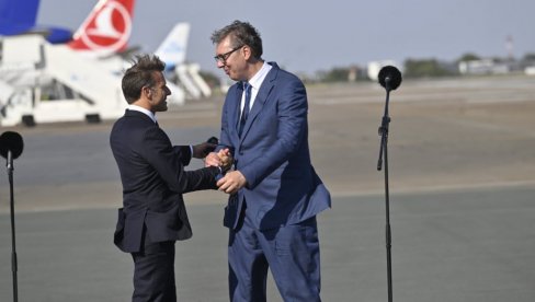 VUČIĆ STIGAO U PARIZ: Sledi večera s Makronom