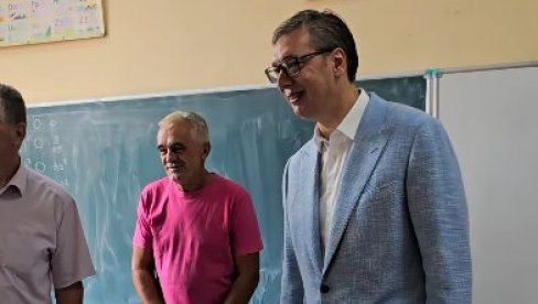 СЈАЈНЕ ВЕСТИ ЗА ДЕЦУ У СЕЛИМА КОД ЛОЗНИЦЕ: Вучић открио - Стижу компјутери, сала, а уредићемо учионице и направити нове тоалете (ВИДЕО)