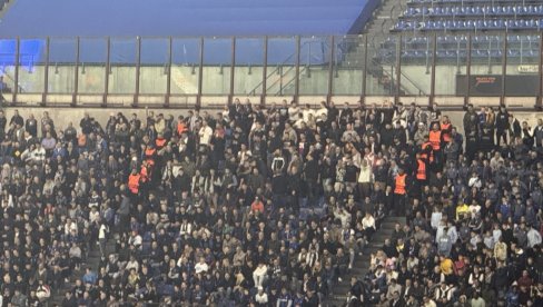 НАВИЈАЧИ ЗВЕЗДЕ ИПАК НА ТРИБИНАМА: Чује се песма делија на Ђузепе Меаци (ВИДЕО)