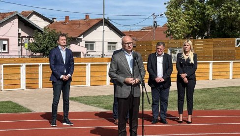 ВУЧЕВИЋ ОБИШАО ОБНОВЉЕНУ ШКОЛУ У ПАРАЋИНУ: Овако треба да изгледа свака школа у Србији (ВИДЕО)