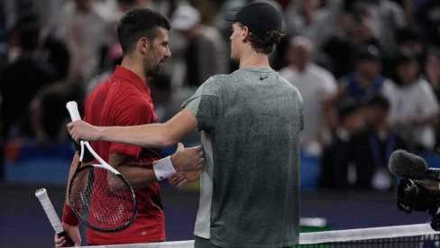 "SMEŠNO JE ŠTO NE PRIČAŠ O NJEMU!" Kirjos zapušio usta Đokovićevom hejteru i potkačio Sinera