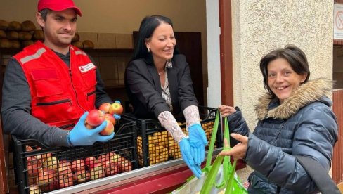 NA TANJIRU SLATKIŠI I VOĆE: Bogatiji obroci Narodne kuhinje u Vršcu