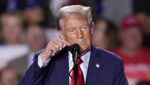 НЕКО ГА ЈЕ ДОВЕО ДА БУДЕ ТУ Трамп: Не познајем комичара који је изнео расистичке коментаре на скупу у Њујорку