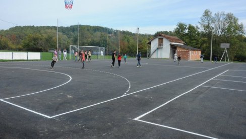 RADOST ZA 28 ĐAKA: Obnovljeno školsko igralište u selu Lazac kod Kraljeva